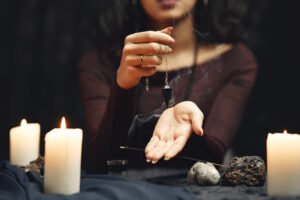 la terapia holística con péndulo
