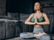 Mujer haciendo yoga para elevar su espiritualidad